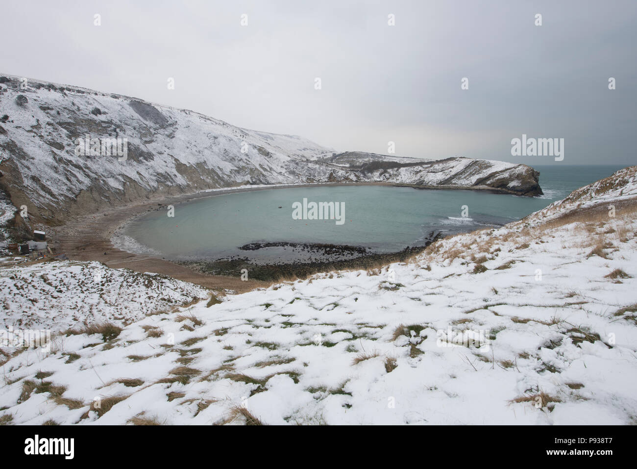 Lulworth Cove an der Küste von Dorset in den Schnee. Stockfoto