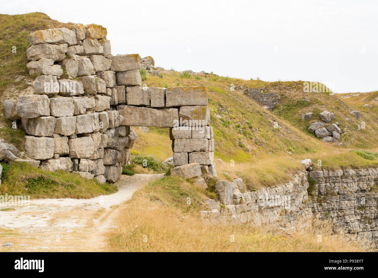 Blick auf einen Steinbogen auf dem Küstenweg, der um die Klippen der Insel Portland auf seiner westlichen Seite läuft. Dorset England UK GB Stockfoto