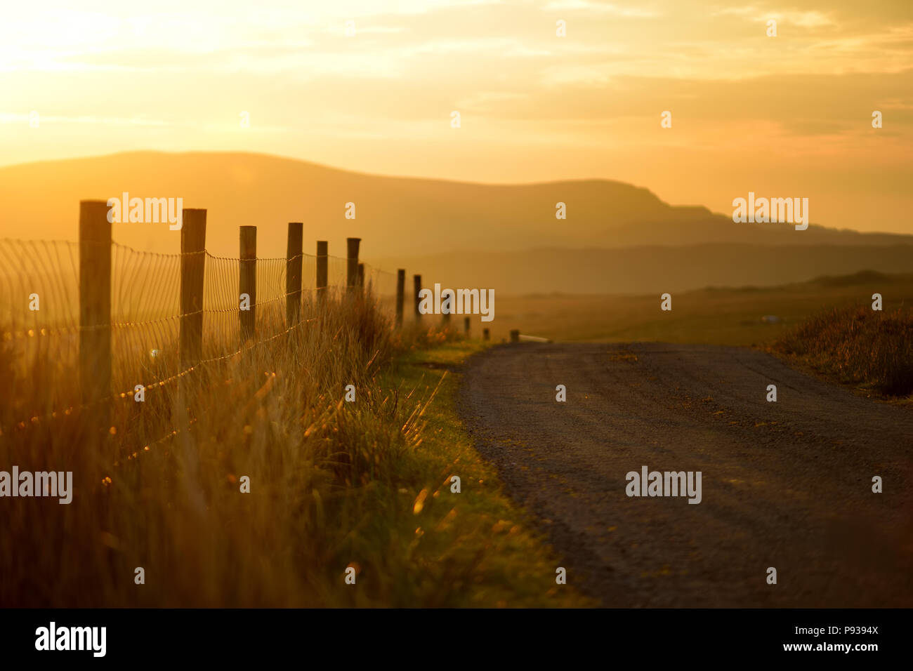 Schönen Sonnenuntergang in Connemara. Malerische irische Landschaft weg zu herrlichen Berge führen, County Galway, Irland. Stockfoto