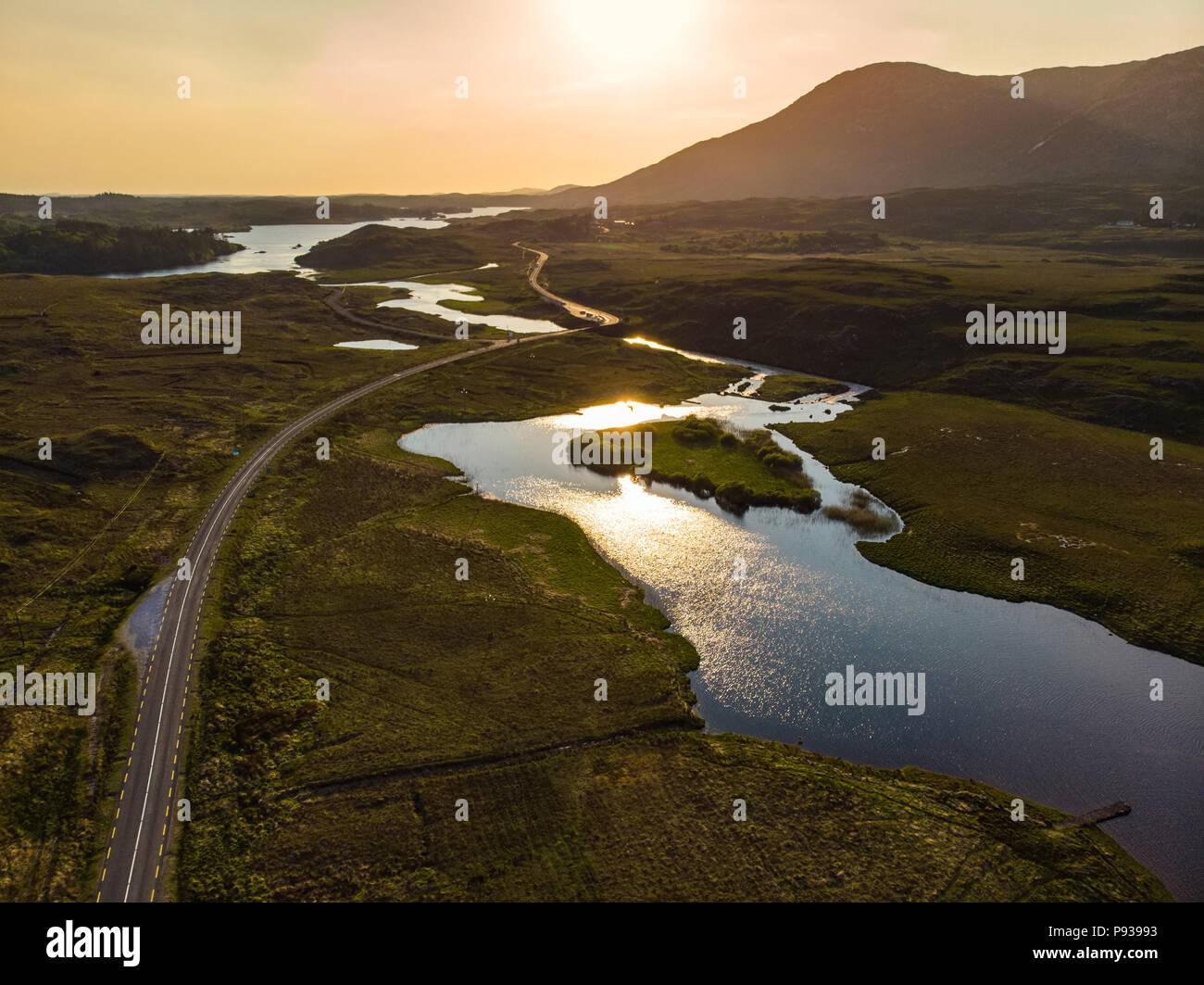 Schöne Aussicht auf den Sonnenuntergang von Connemara Region in Irland. Malerische irische Landschaft Landschaft mit herrlichen Bergen am Horizont, County Galway, Irland Stockfoto