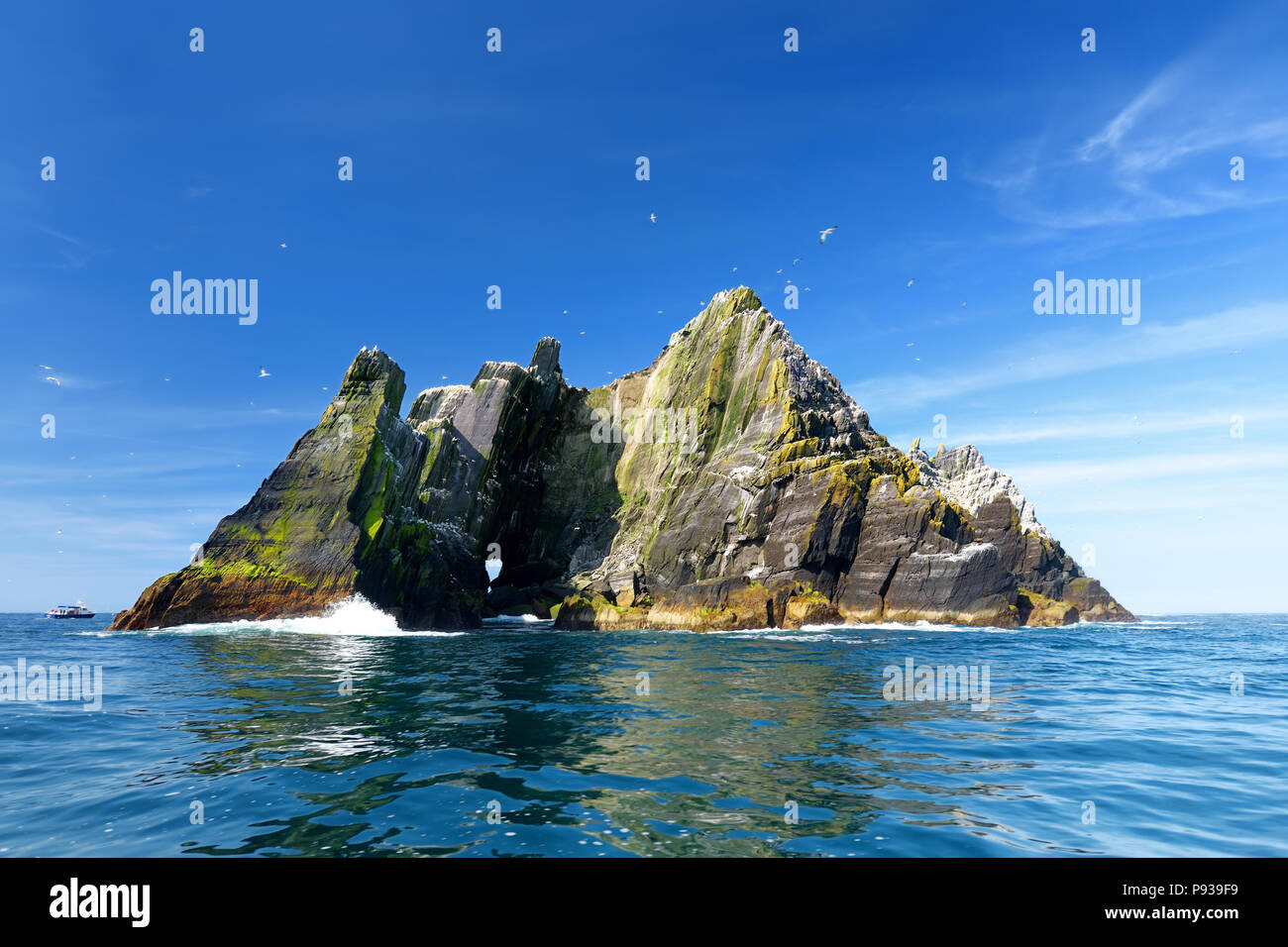 Little Skellig Island, die Heimat für viele verschiedene Seevögel und die zweitgrößte Basstölpel Kolonie in der Welt, County Kerry, Irland. Touristische Attraktionen auf Stockfoto