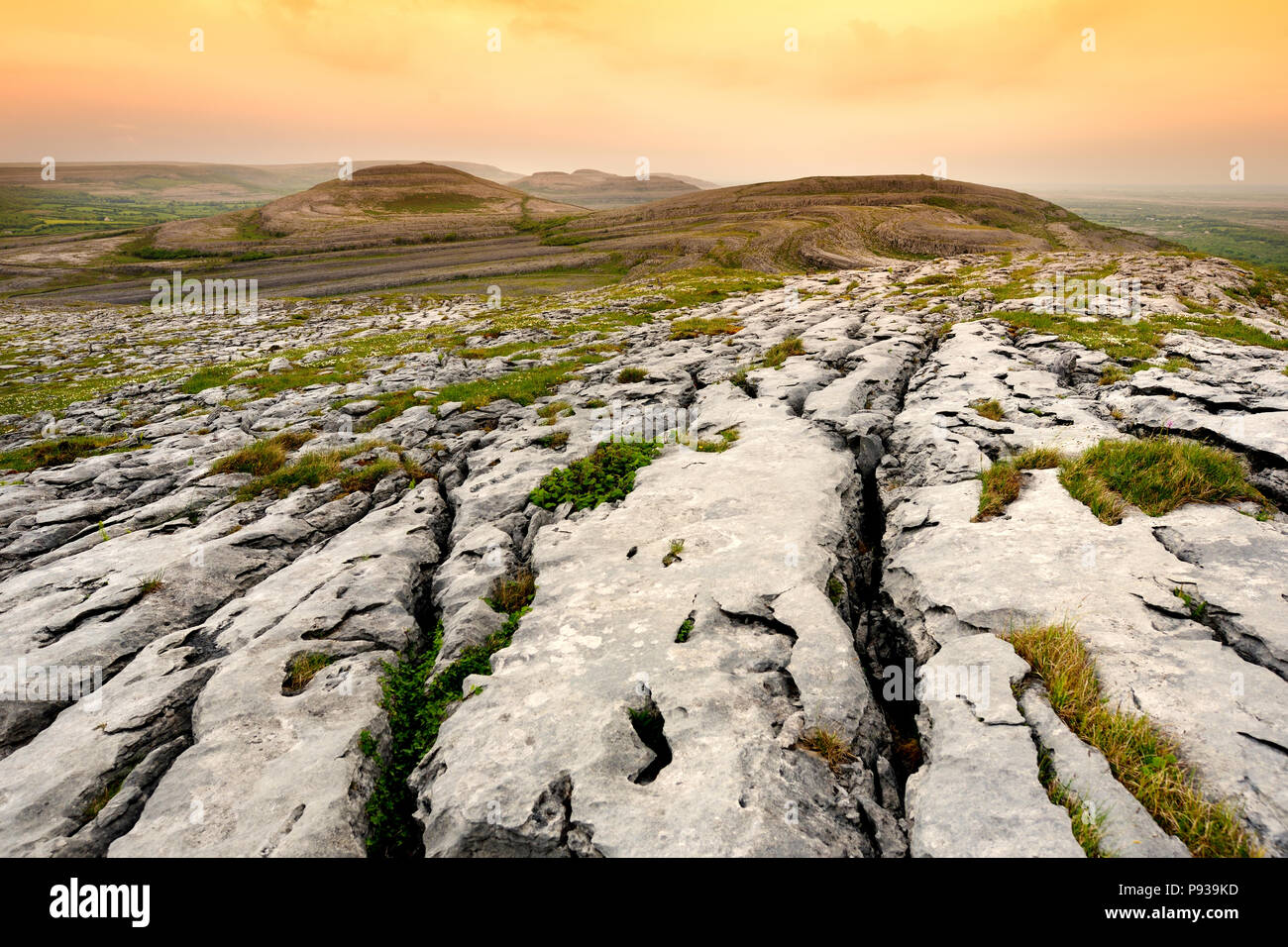 Spektakuläre Landschaft der Region Burren, County Clare, Irland. Freiliegende karst Kalkstein Grundgestein am Burren National Park. Raue irische Natur. Stockfoto