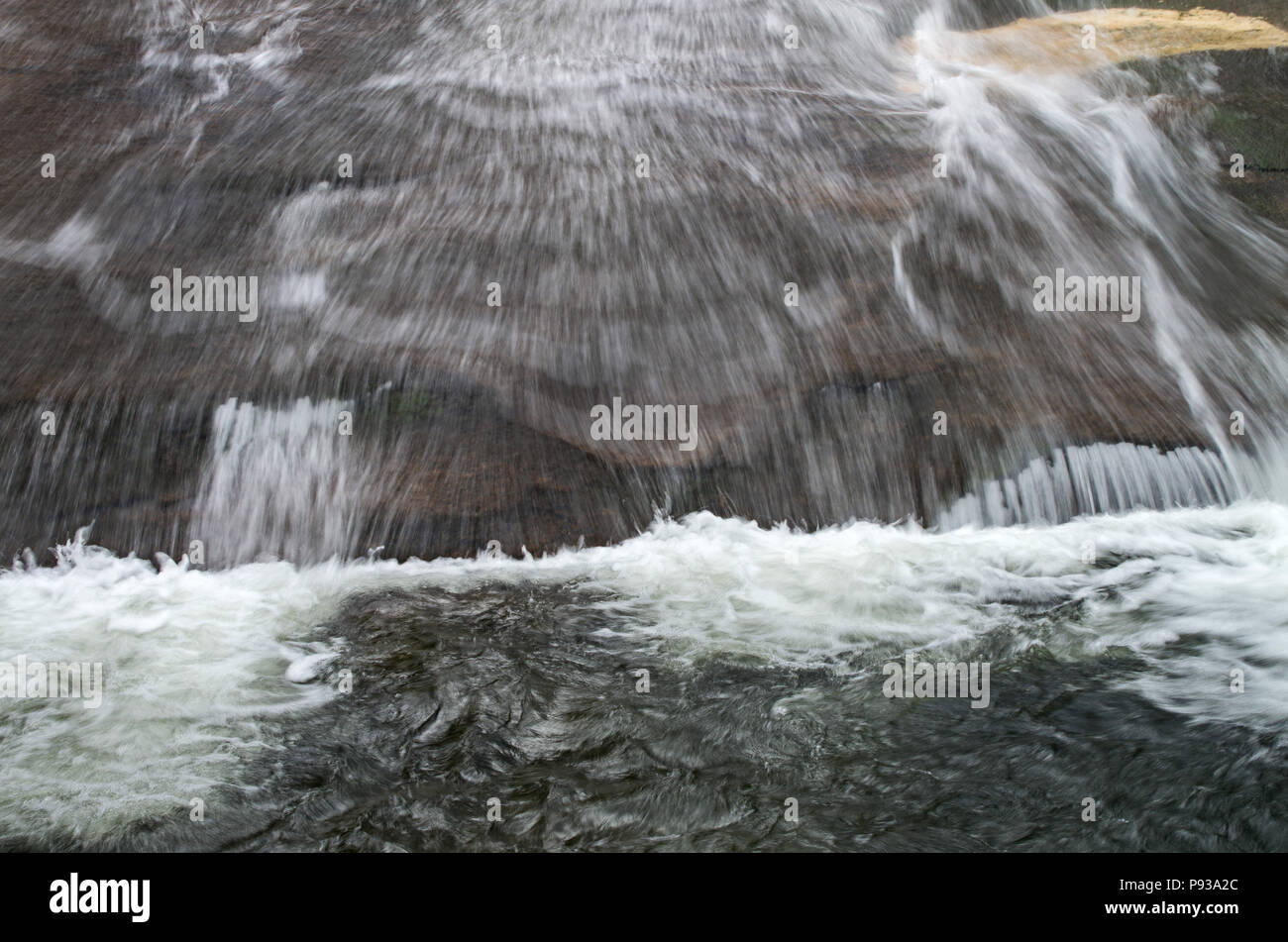 Fließt das Wasser rasch nach unten Verschiebbare Felsen im Pisgha National Forest in Western North Carolina Stockfoto