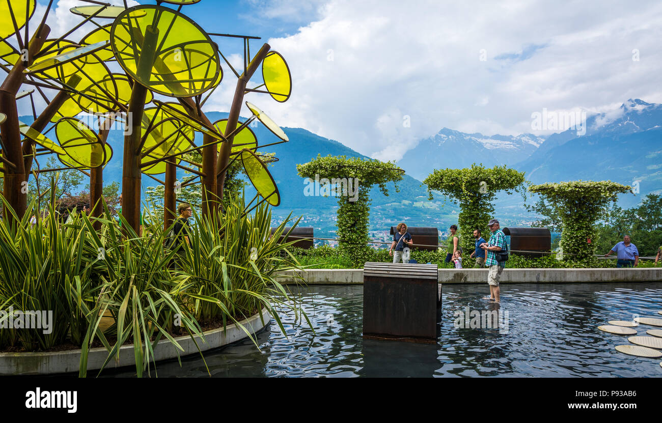 Die Gärten von Schloss Trauttmansdorff, Meran (Merano), Südtirol, Italien, bieten viele Attraktionen mit botanischen Arten und Sorten von Pflanzen. Stockfoto