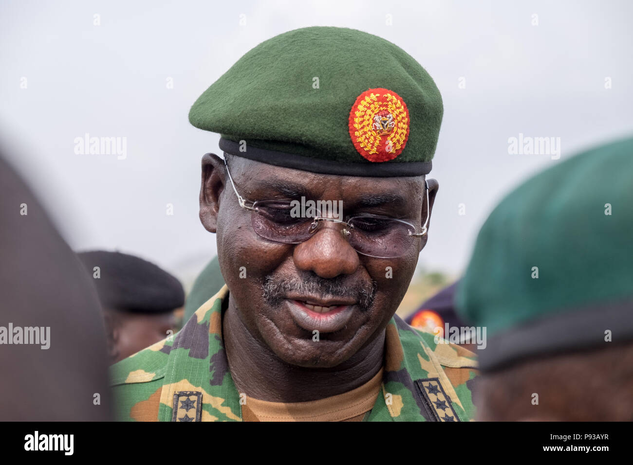17 April, 2018, Nigeria - Generalleutnant Tukur Yusuf Buratai Gespräche während einer Demonstration der Nigerianischen Special forces Fähigkeiten in einer Kaserne ne Stockfoto