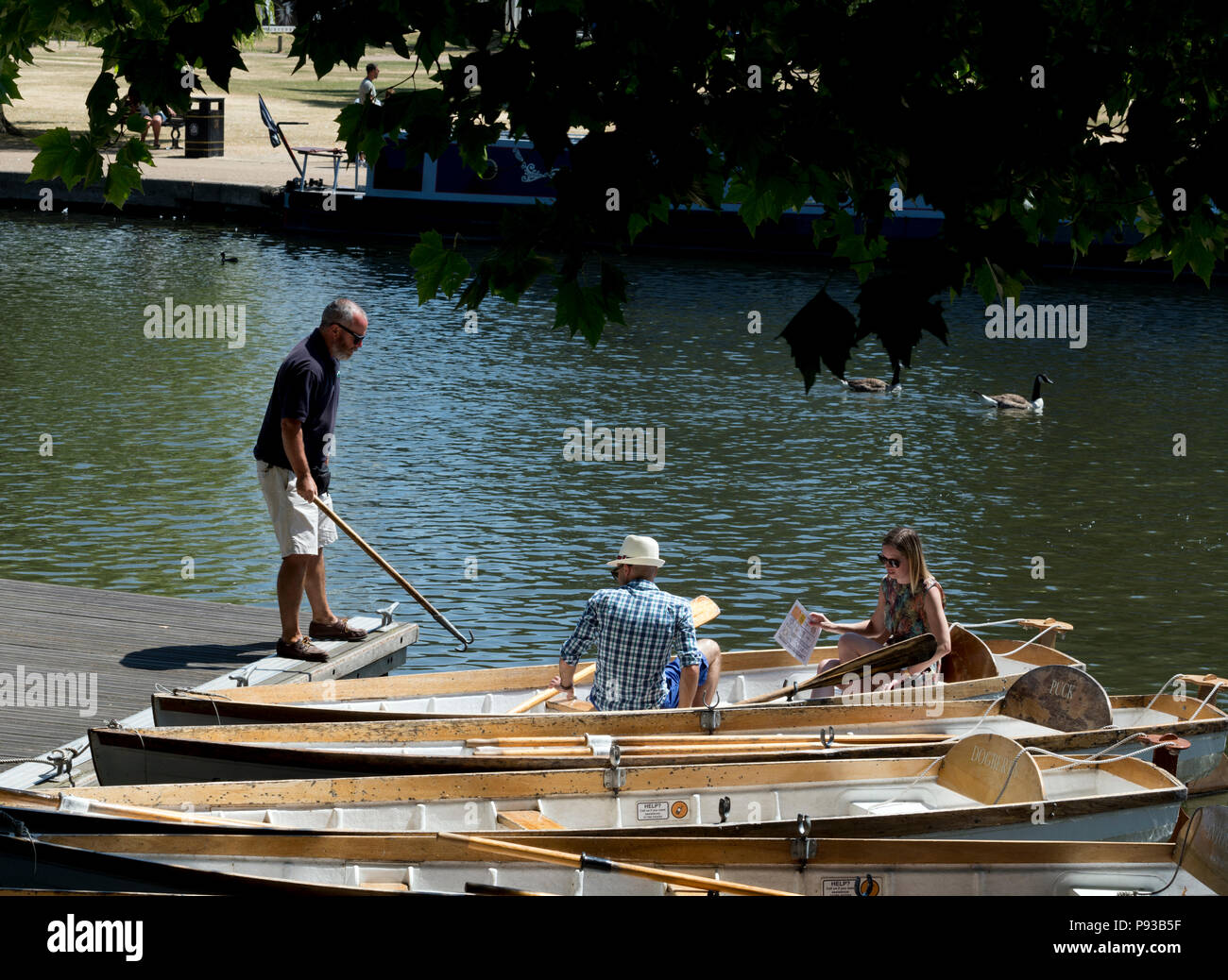 Paare, die in einem gemieteten Boot auf dem Fluss Avon, Stratford-upon-Avon, Warwickshire, Großbritannien Stockfoto
