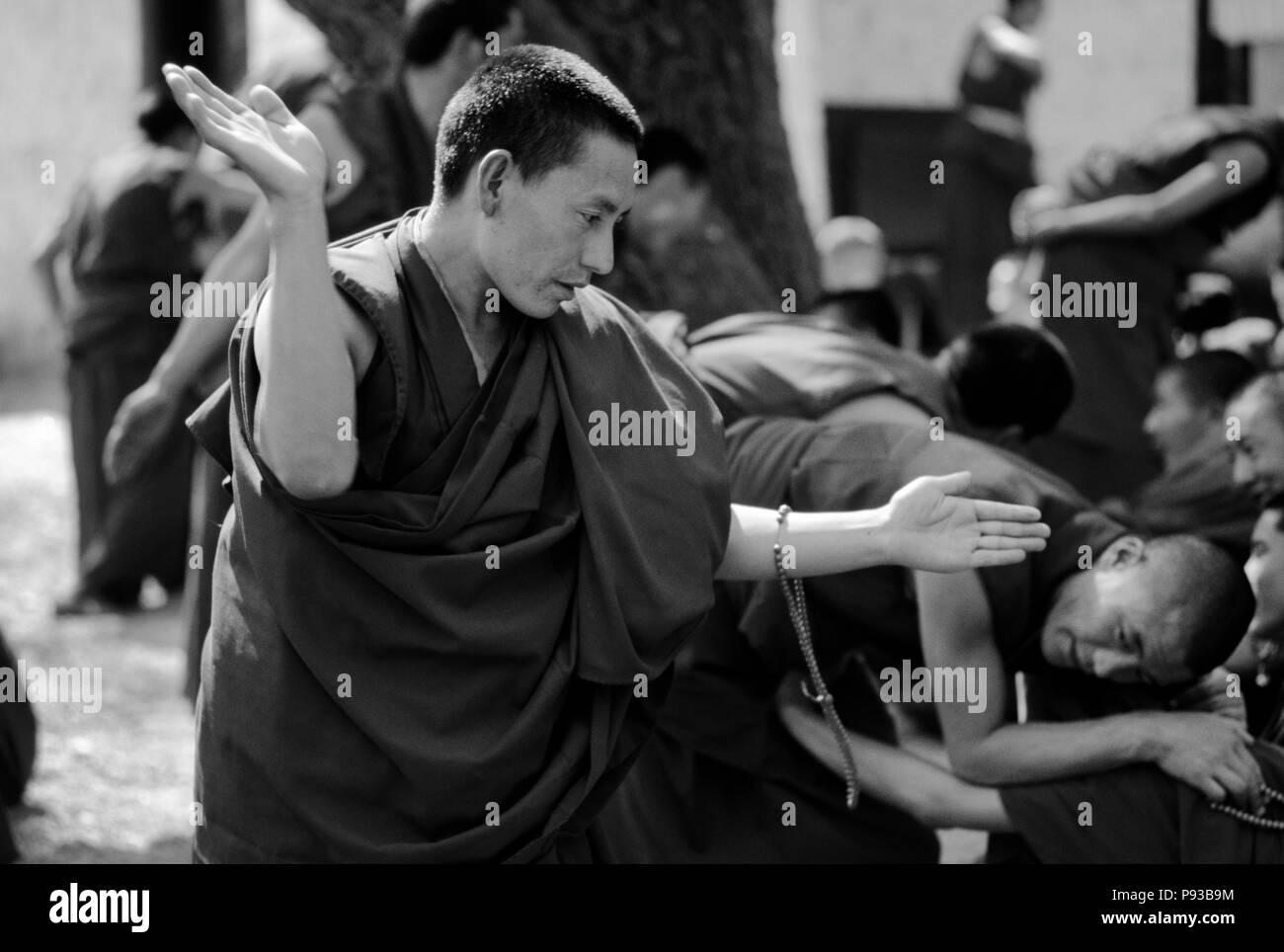 Mönche Debatte die Feinheiten des tibetischen Buddhismus in dieser historischen Form des Lernens im Kloster Sera-Lhasa, Tibet Stockfoto