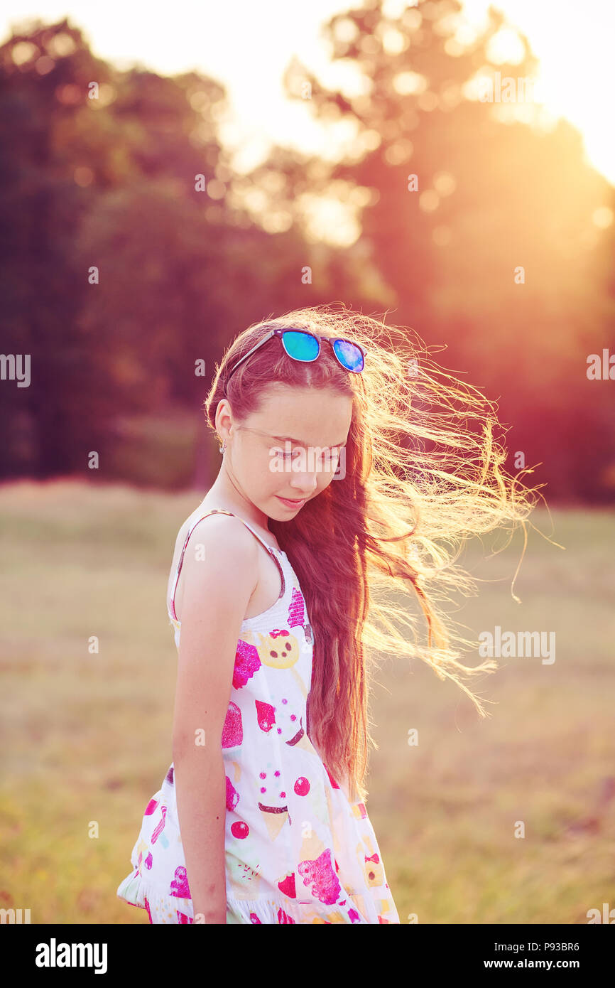 Schöne jugendlich Mädchen tanzen im Park im Sommer Sonnenuntergang Stockfoto