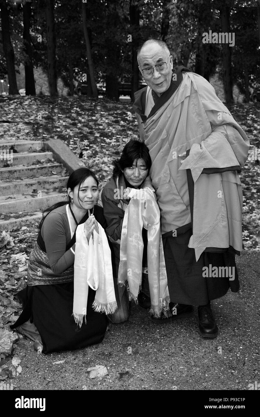 Der 14 DALAI LAMA mit Weinen tibetische Flüchtlinge - Bloomington, Indiana Stockfoto