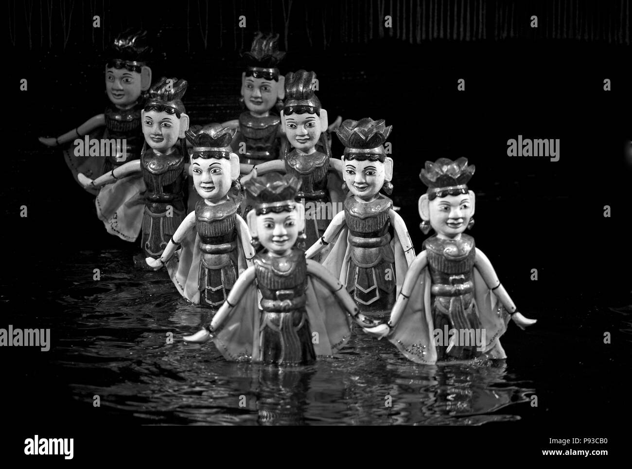 Tanzende Frauen während der Leistung an der Wasserpuppentheater Thang Long - Hanoi, Vietnam Stockfoto
