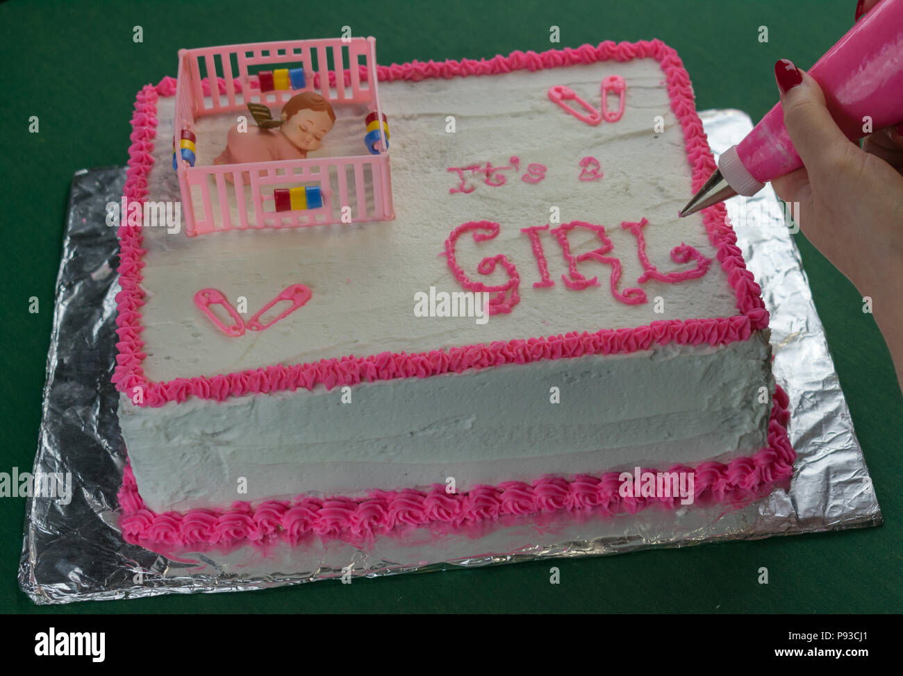 Ein weißes Blatt Kuchen mit rosa Zuckerguss und für ein Mädchen Stockfoto
