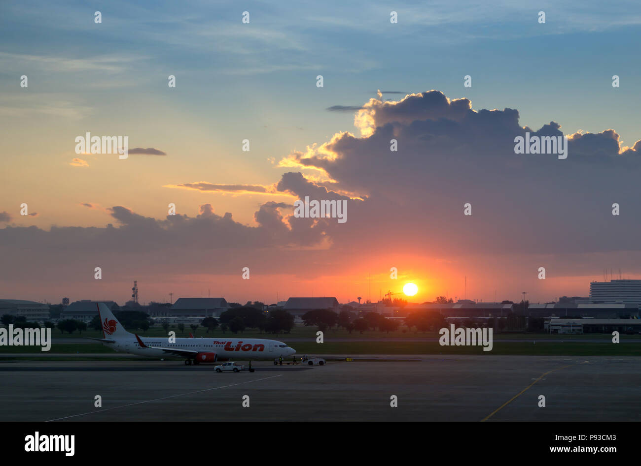 BANGKOK, THAILAND - 15. NOVEMBER 2015: Thai Lion Air bei Don Mueang International Airport in Bangkok, Thailand geparkt. Thai Airways ist die neue Lion niedrig Stockfoto