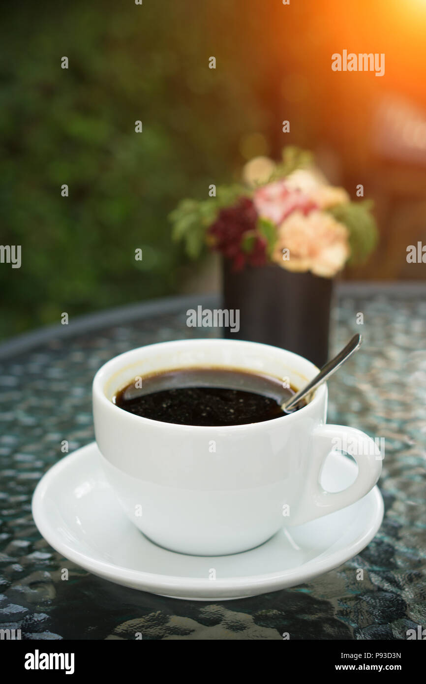Eine Tasse Kaffee im Café Americano - Vintage und Sonnenlicht Effekt Stockfoto