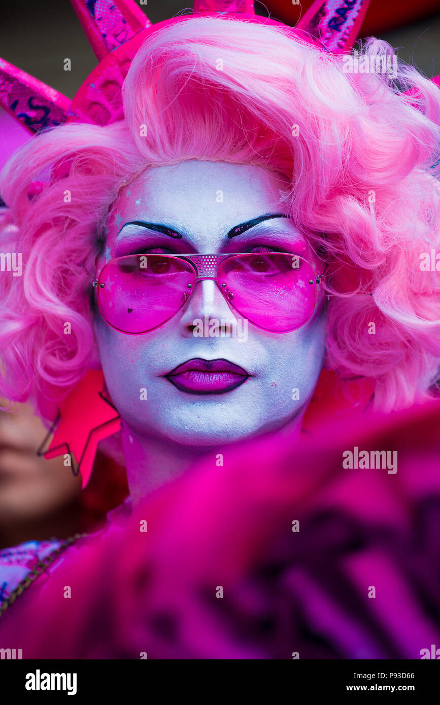 Eine der vielen LGBT Demonstranten bei der # BringTheNoise's Frauen März gegen Donald Trump Protest Demonstration durch die Straßen von Central London, UK. Stockfoto