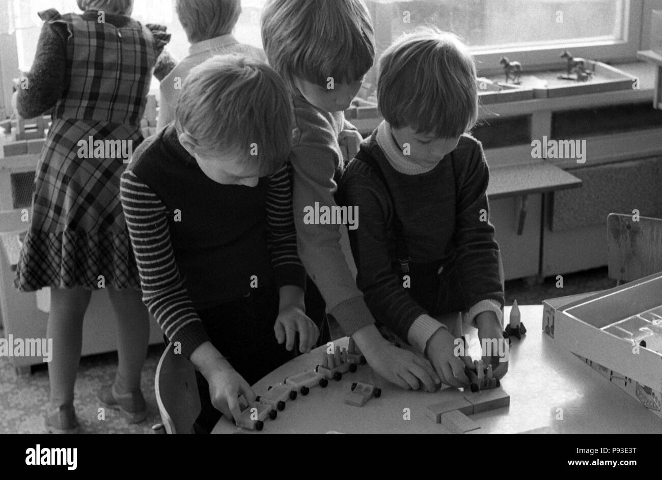 Berlin, DDR, Kinder spielen zusammen im Kindergarten Stockfoto