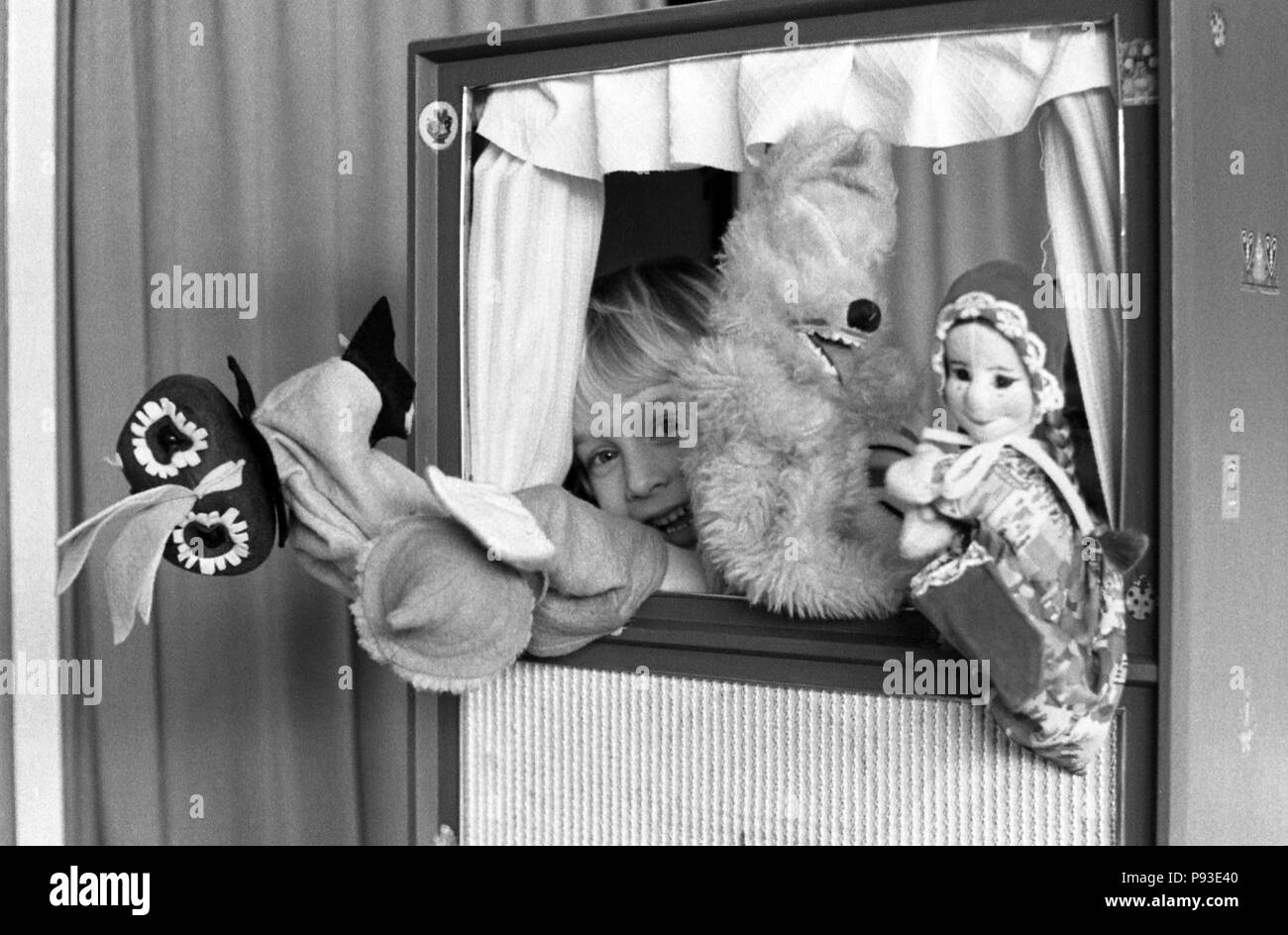 Berlin, DDR, Mädchen spielt im Kindergarten Rotkaeppchen in der Kasperle Theater Stockfoto