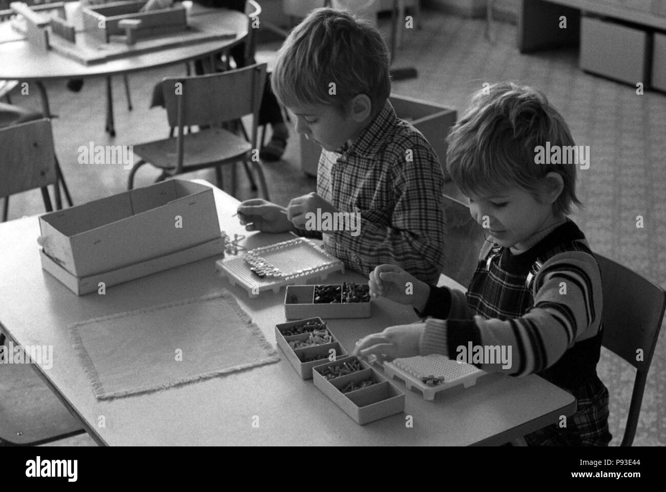 Berlin, DDR, spielende Kinder im Kindergarten mit einem Mosaik kleben Spiel Stockfoto