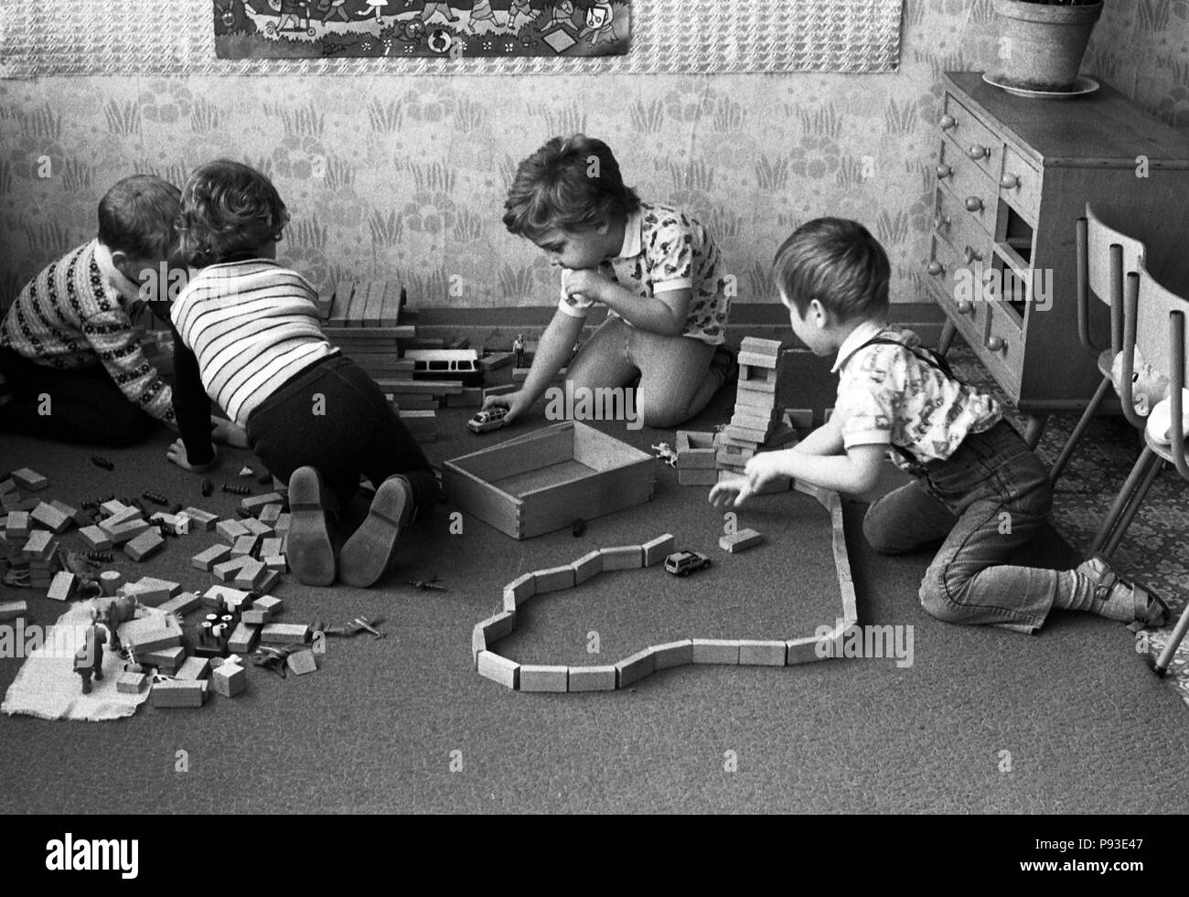Berlin, DDR, spielen die Kinder im Kindergarten mit Holz unterbauen Stockfoto