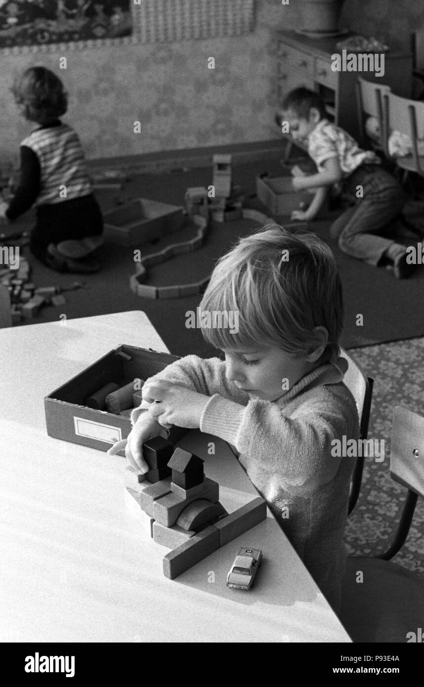 Berlin, DDR, spielen die Kinder im Kindergarten mit Holz unterbauen Stockfoto