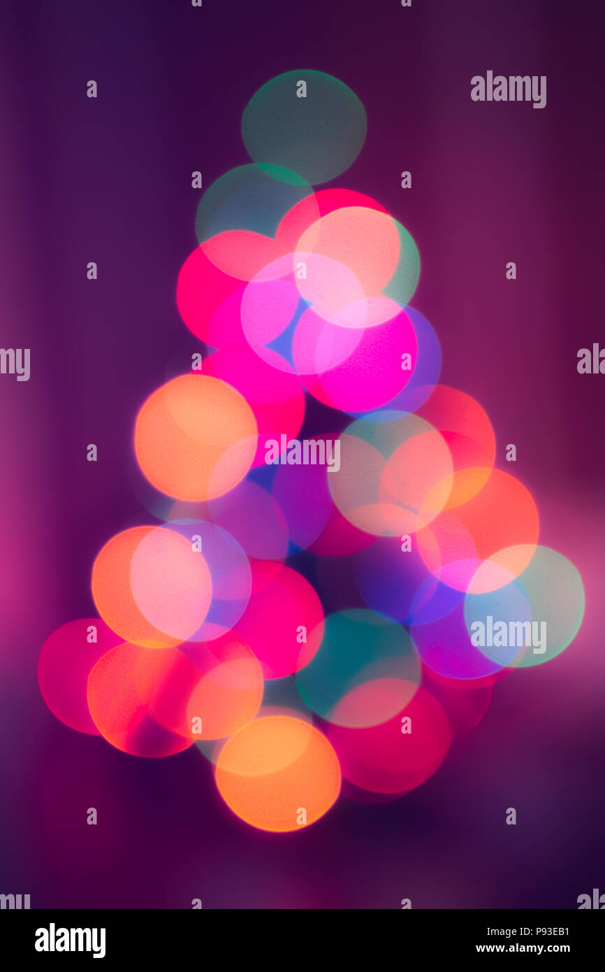Weihnachtsbaum aus Fokus Hintergrund Blasen Stockfoto