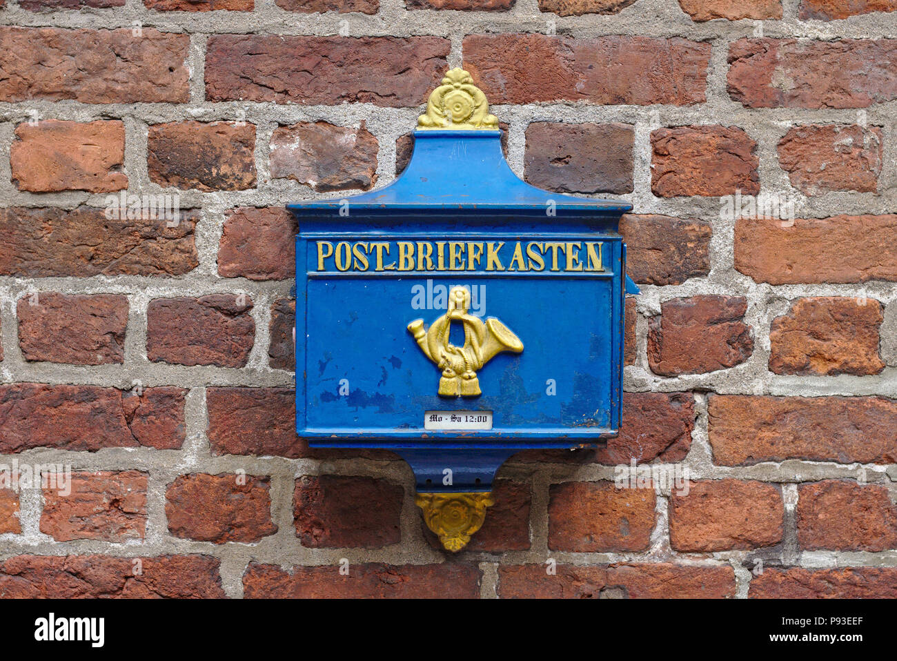 Bremen, Deutschland - Juli 10th, 2018 - Vintage deutschen Blauen Mailbox mit goldenen Schriftzug Stockfoto