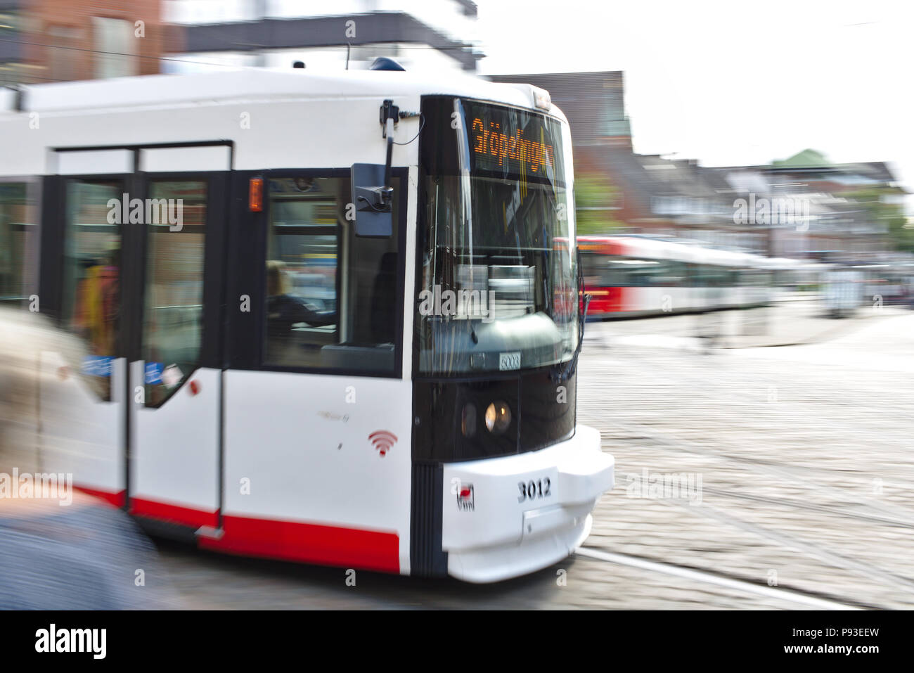 Bremen, Deutschland - 10. Juli 2018 - der erste Wagen einer Straßenbahn vorbei (Bewegungsunschärfe, die lange Belichtung) Stockfoto