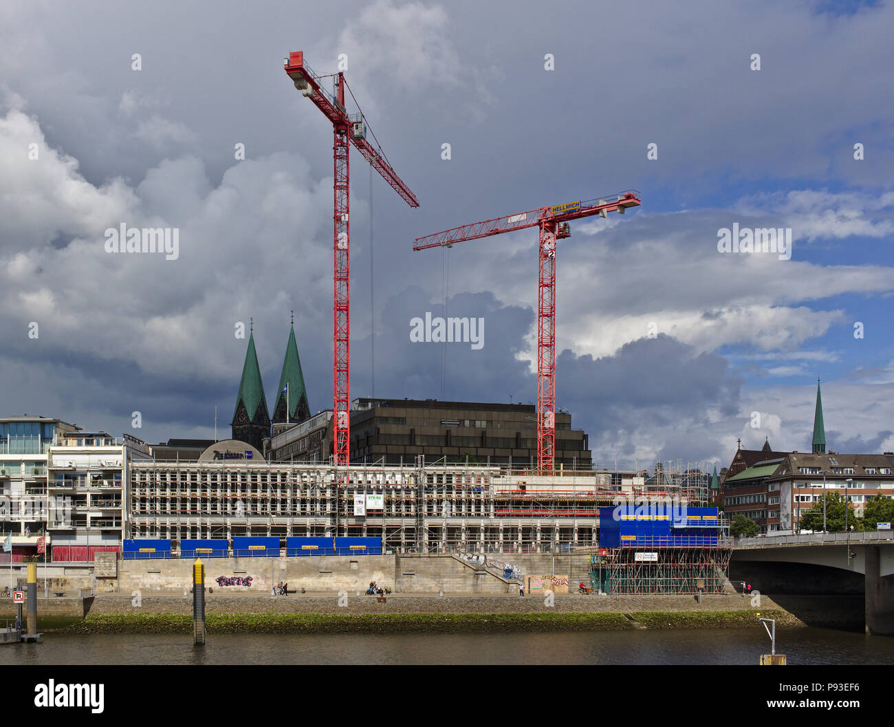 Bremen, Deutschland - Juli 10th, 2018 - Baustelle der neuen Kühne Gebäude an der Weser, mit riesigen Kränen und Kirchtürme in Stockfoto