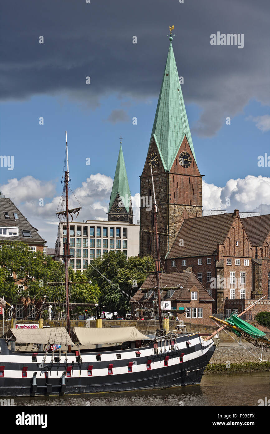 Bremen, Deutschland - Juli 10th, 2018 - Segeln Schiff an ihre Liegeplätze mit St. Martini Kirche im Hintergrund (Hochformat) Stockfoto