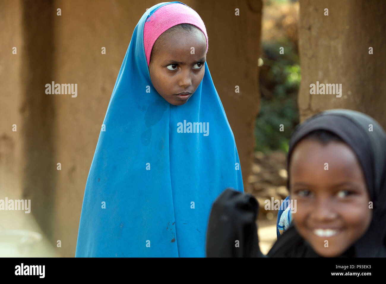 Kakuma, Kenia - Flüchtlingslager Kakuma. Porträt eines jungen Mädchens in einem Chimar verhuellt. Stockfoto