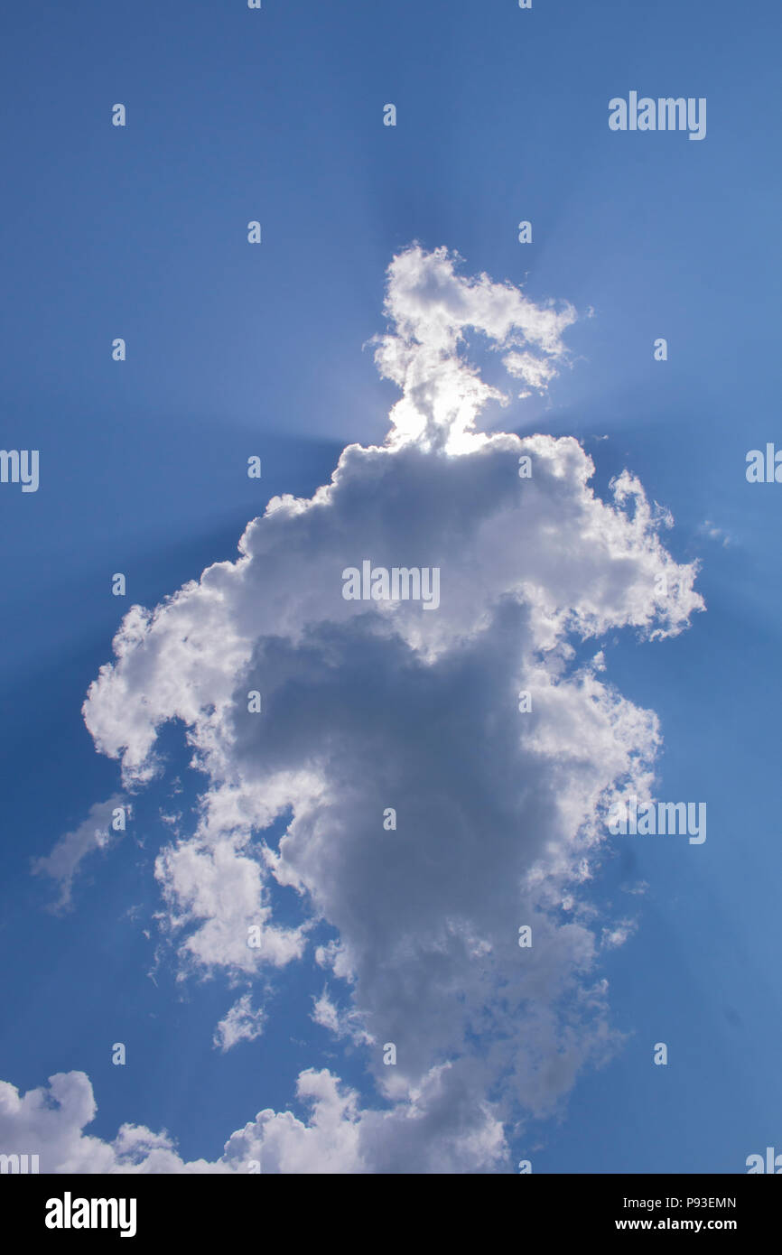 Blauer Himmel mit Wolken und Sonne. Stockfoto