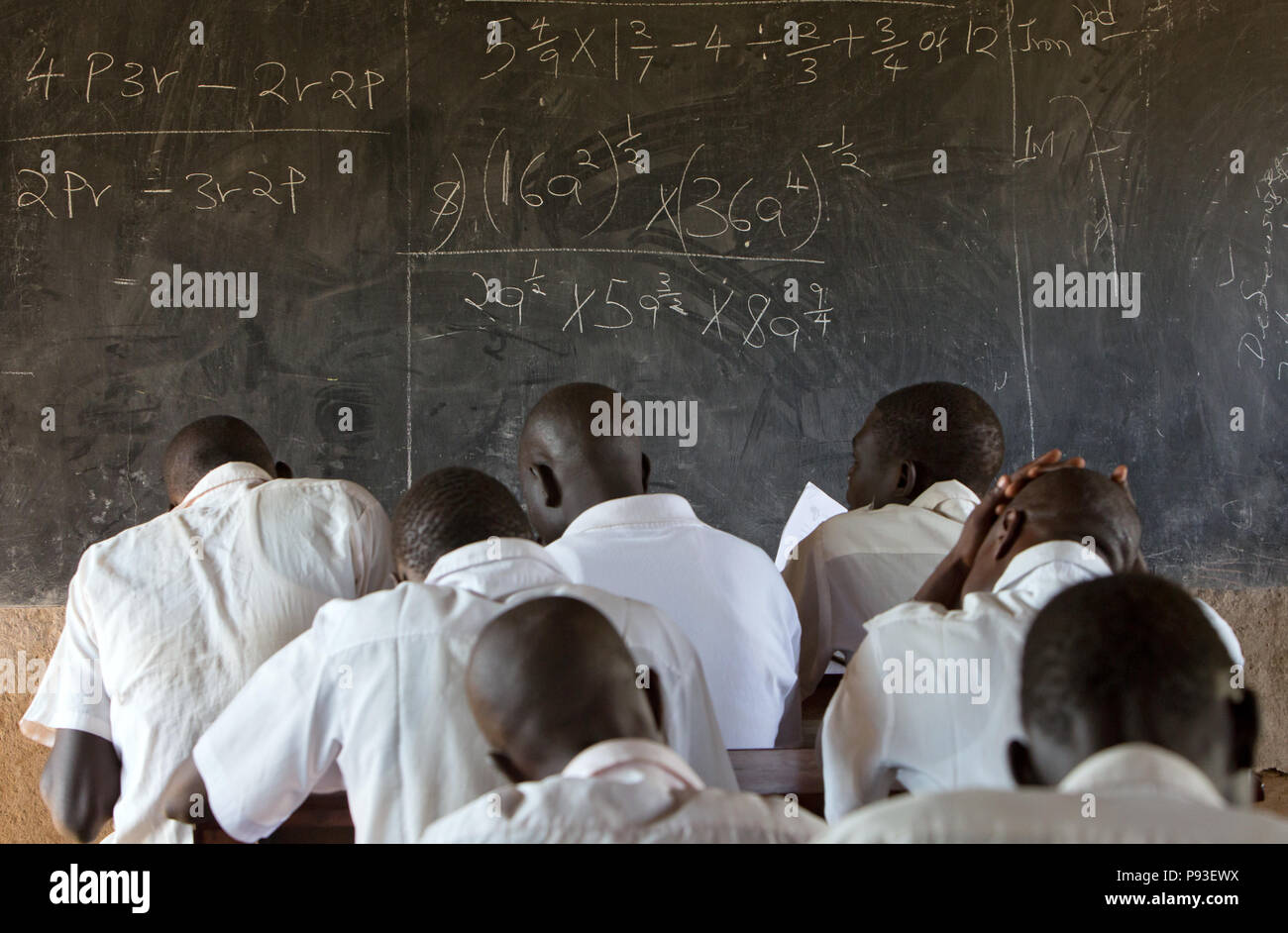 Kakuma, Kenia - Schüler schreiben Prüfungen in einem Klassenzimmer einer Schule im Flüchtlingslager Kakuma. Stockfoto
