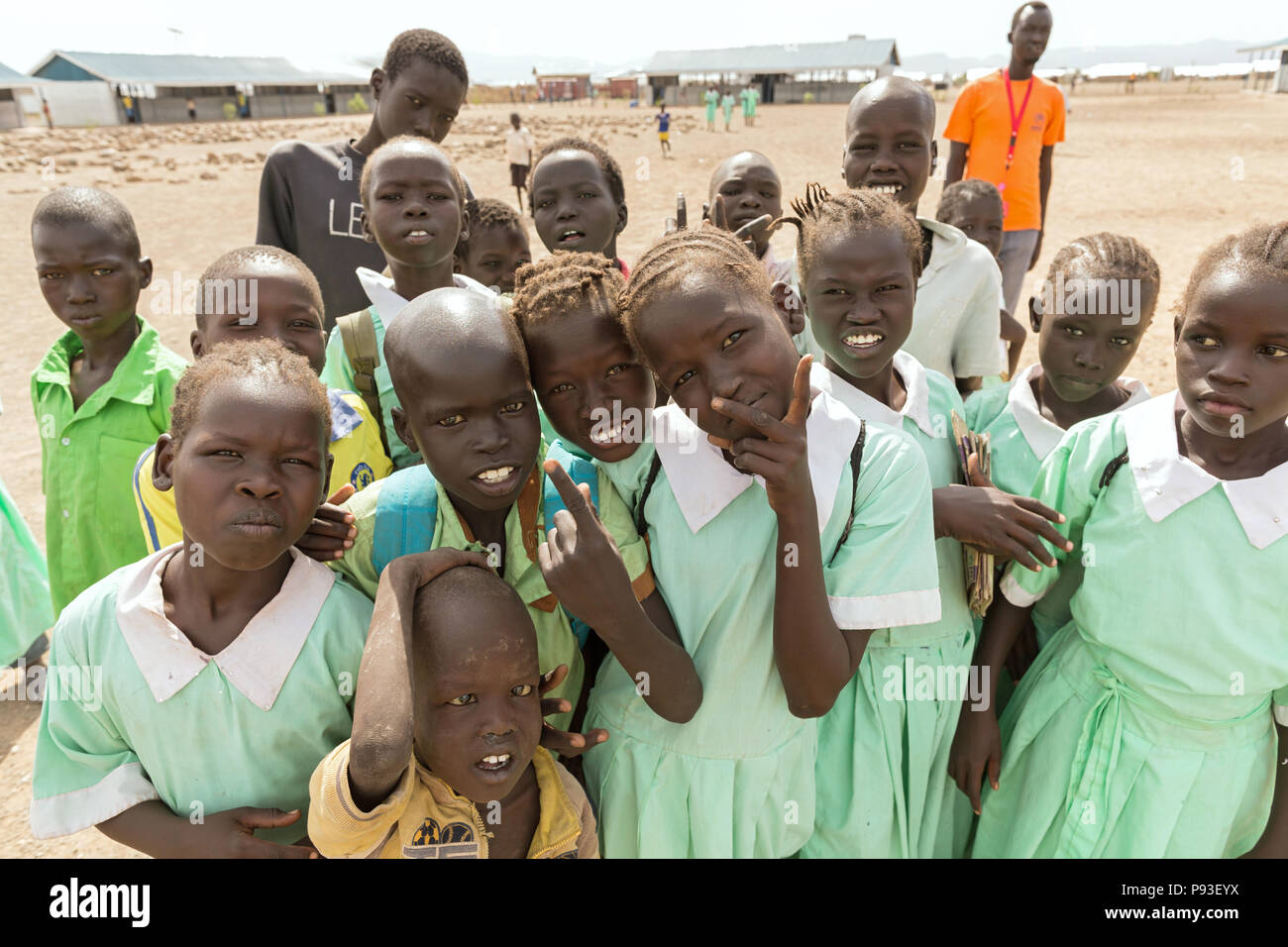 Kakuma, Kenia - junge Studenten auf einem Schulhof in Kakuma Flüchtlingslager. Stockfoto