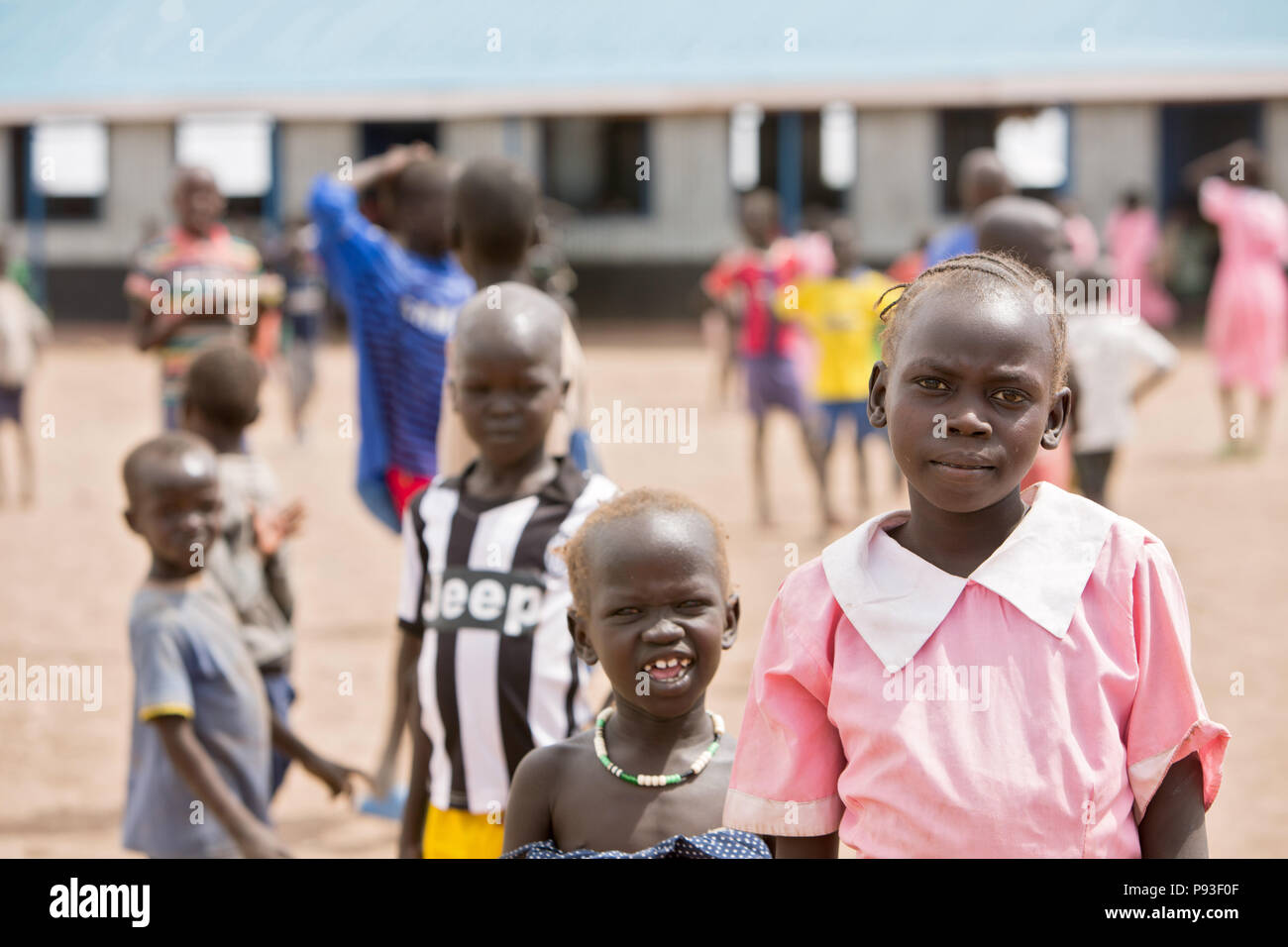 Kakuma, Kenia - junge Studenten auf einem Schulhof in Kakuma Flüchtlingslager. Stockfoto