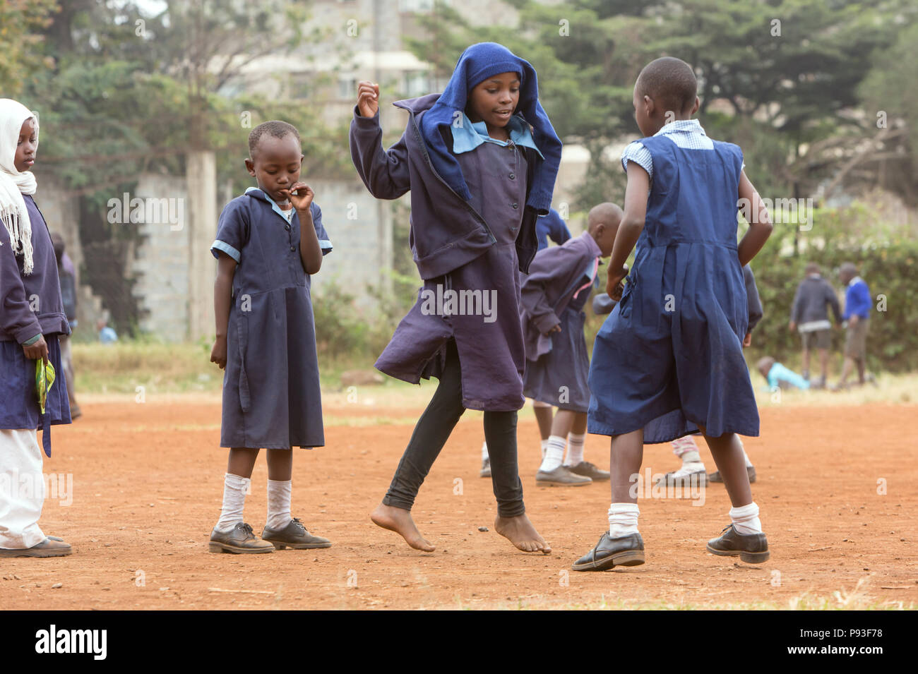 Nairobi, Kenia - Schuluniformen spielen auf dem Schulhof der St. John's Community Centre Pumwani. Stockfoto