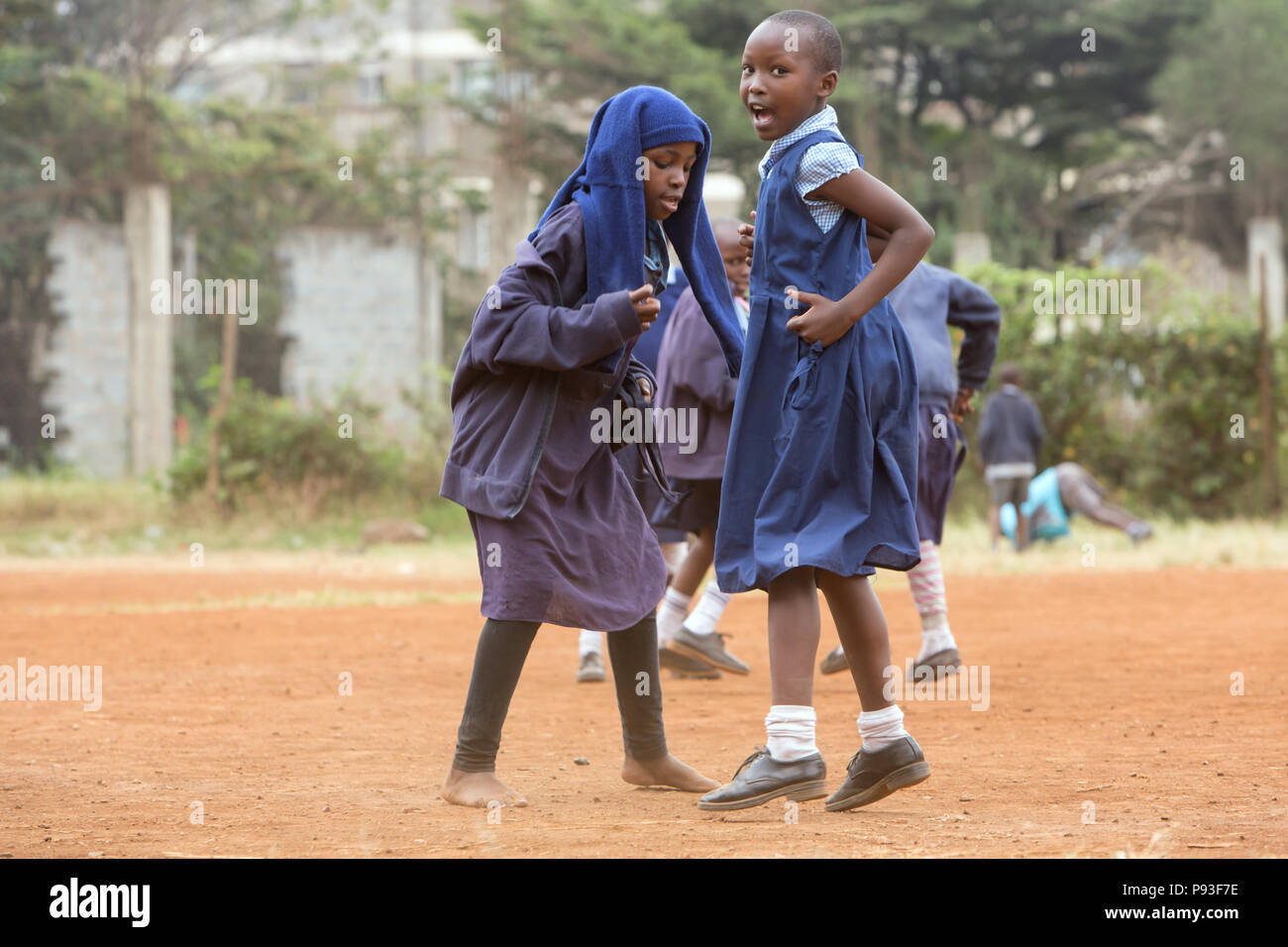 Nairobi, Kenia - Schuluniformen spielen auf dem Schulhof der St. John's Community Centre Pumwani. Stockfoto