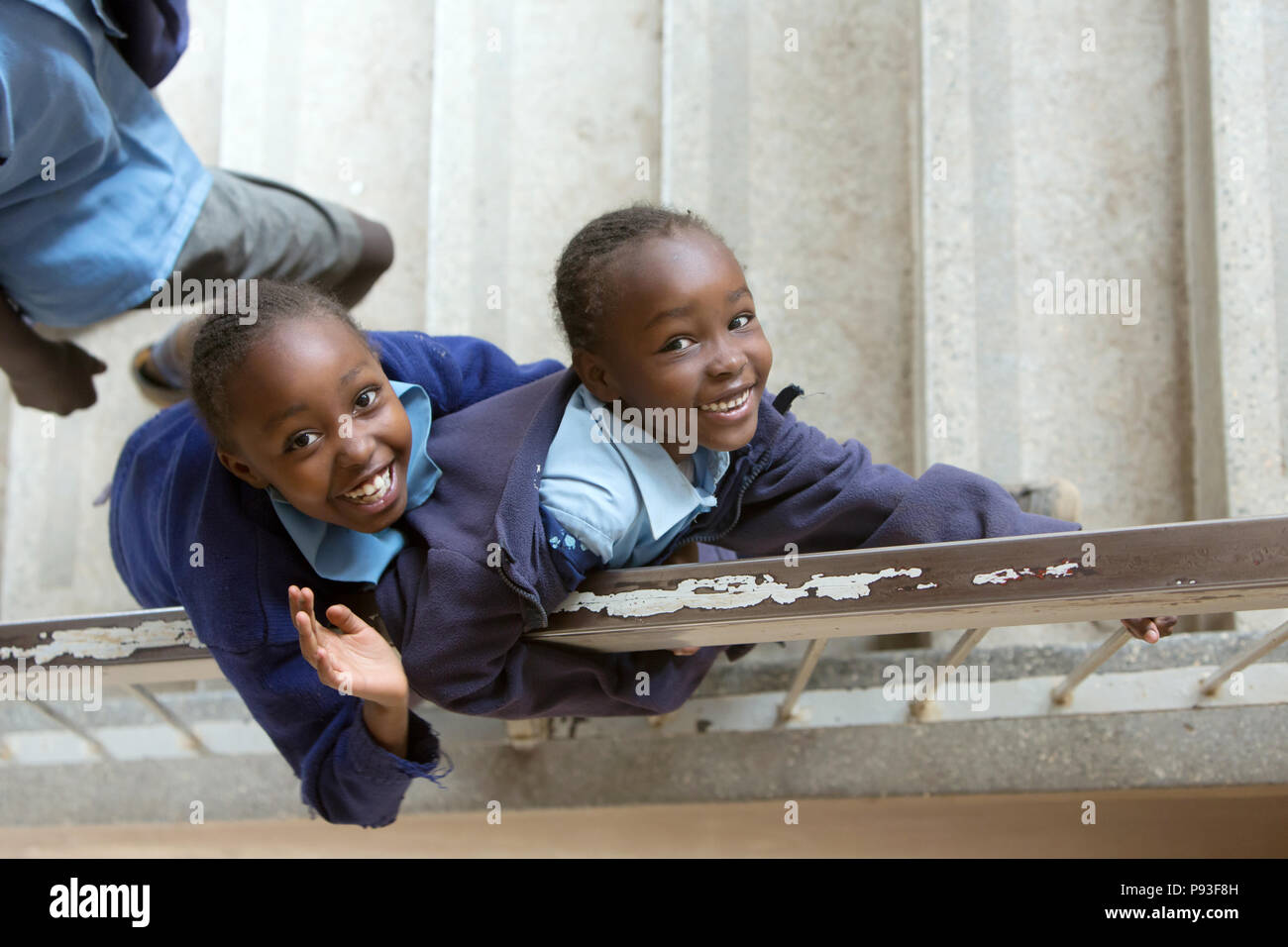 Nairobi, Kenia - Schüler in Schuluniformen stand im Treppenhaus des St. John's Community Centre Pumwani auf den Betrachter. Stockfoto