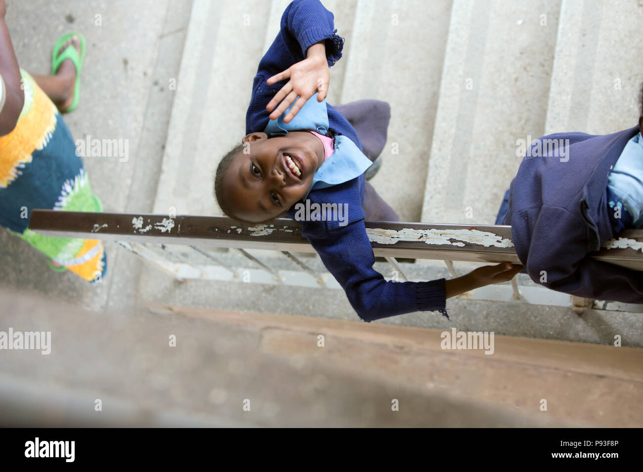 Nairobi, Kenia - Schuluniform Student steht im Treppenhaus des St. John's Community Centre Pumwani auf den Betrachter. Stockfoto