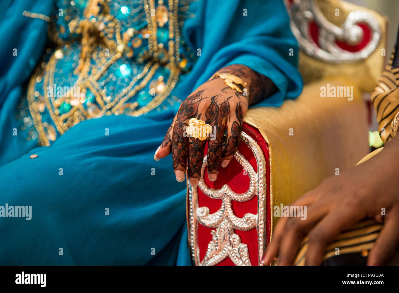 Schwarz und Braun Henna Hands Zeichnungen auf Frauen für afrikanische Hochzeit mit Gold Ring Stockfoto