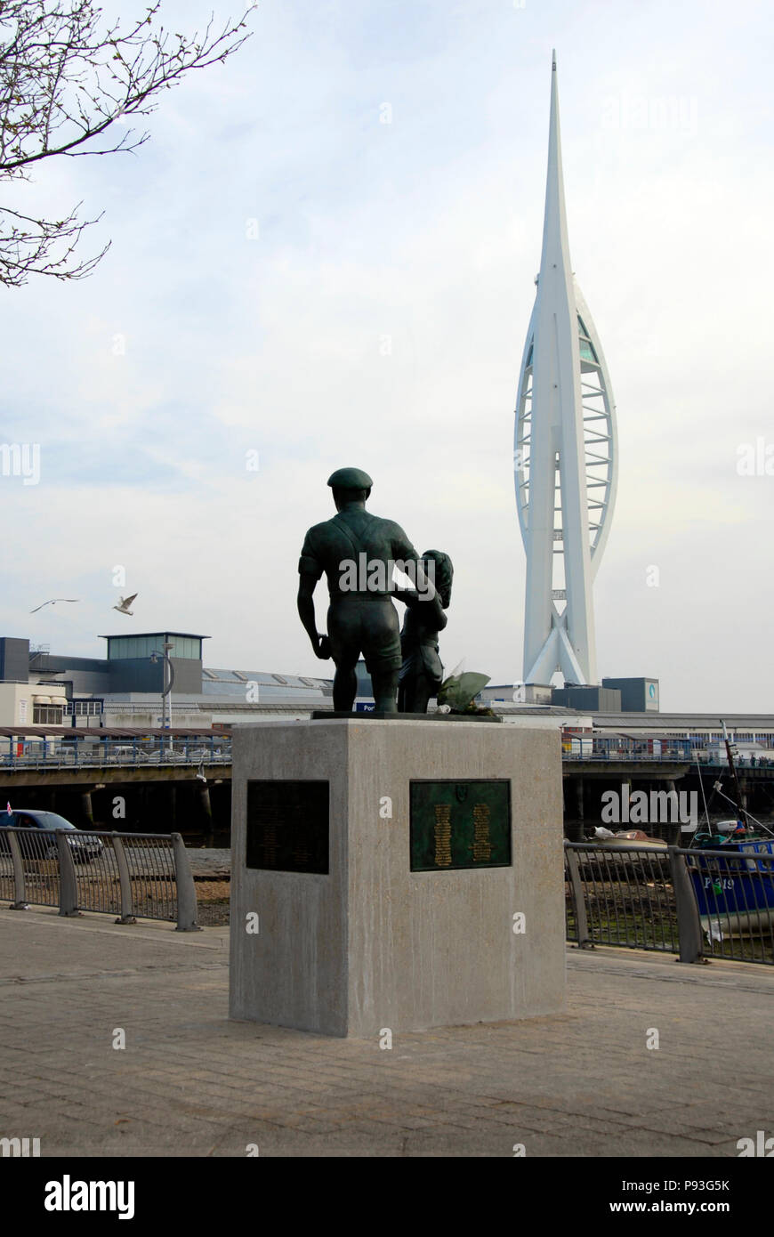 Die Spinnaker Tower mit Mudlarks Statue, Portsmouth, Hampshire, England Stockfoto