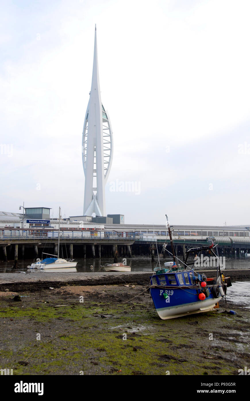 Die Spinnaker Tower mit auf dem Boot, Portsmouth, Hampshire, England Stockfoto