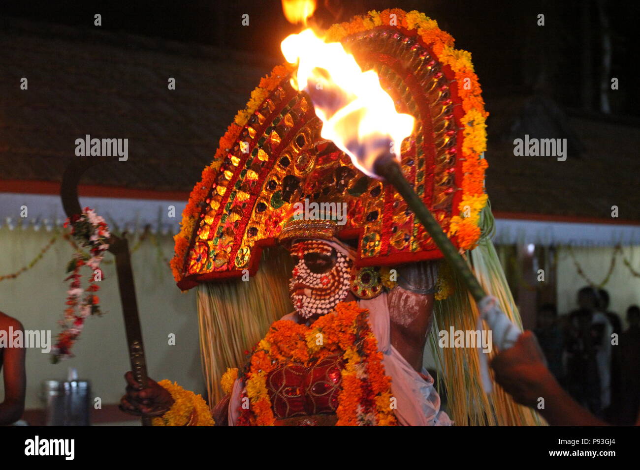 Mudiyettu ist die rituelle Kunst von Kerala, es ist die mythologische Geschichte von Krieg zwischen Göttin bhadra Kaali und Dämon darika, das Gute über das Böse Stockfoto
