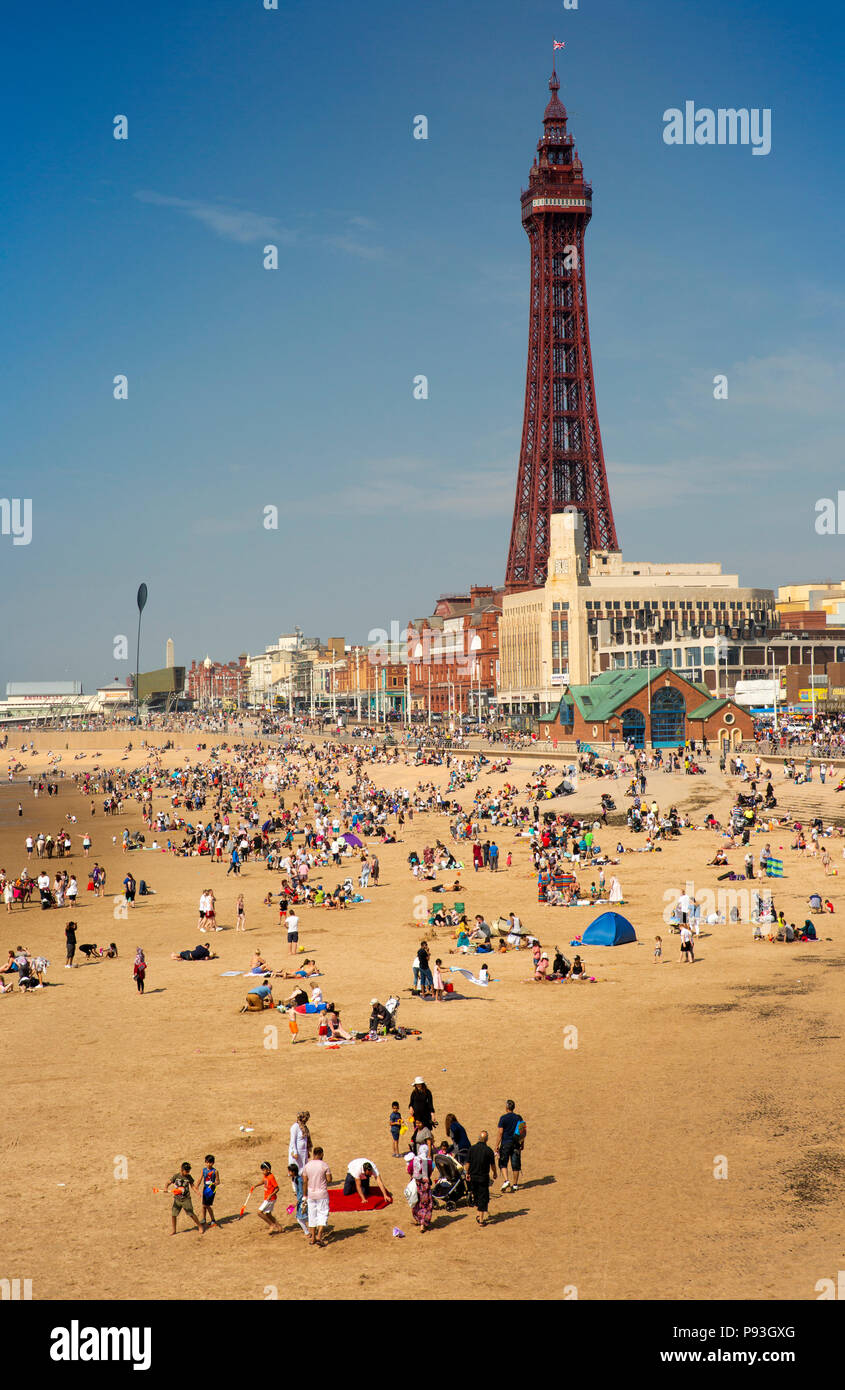 Großbritannien, England, Lancashire, Blackpool, Strand von South Pier in Richtung North Pier und Turm Stockfoto
