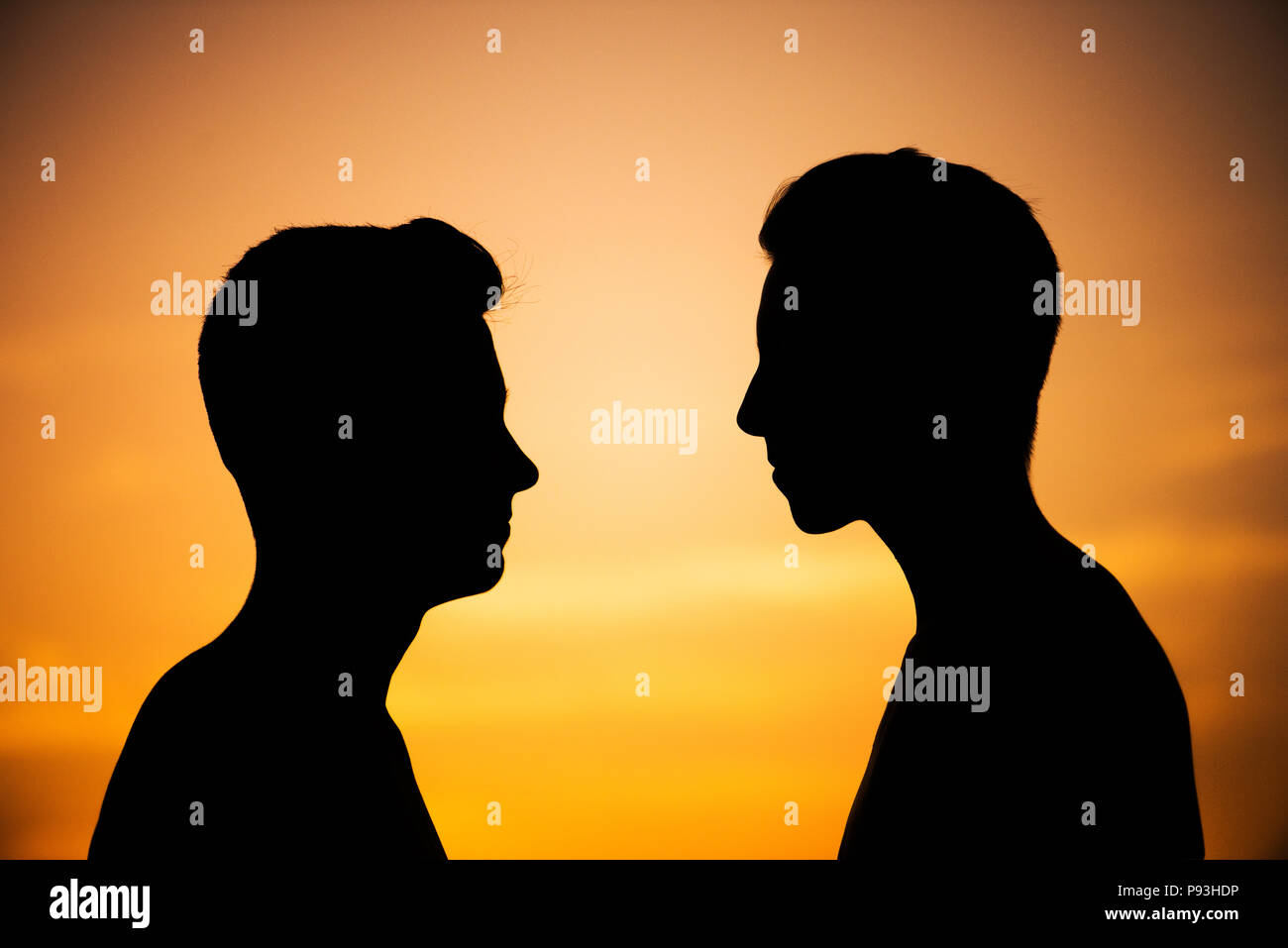 Silhouetten der beiden jungen Freunde der Jungs. Stockfoto