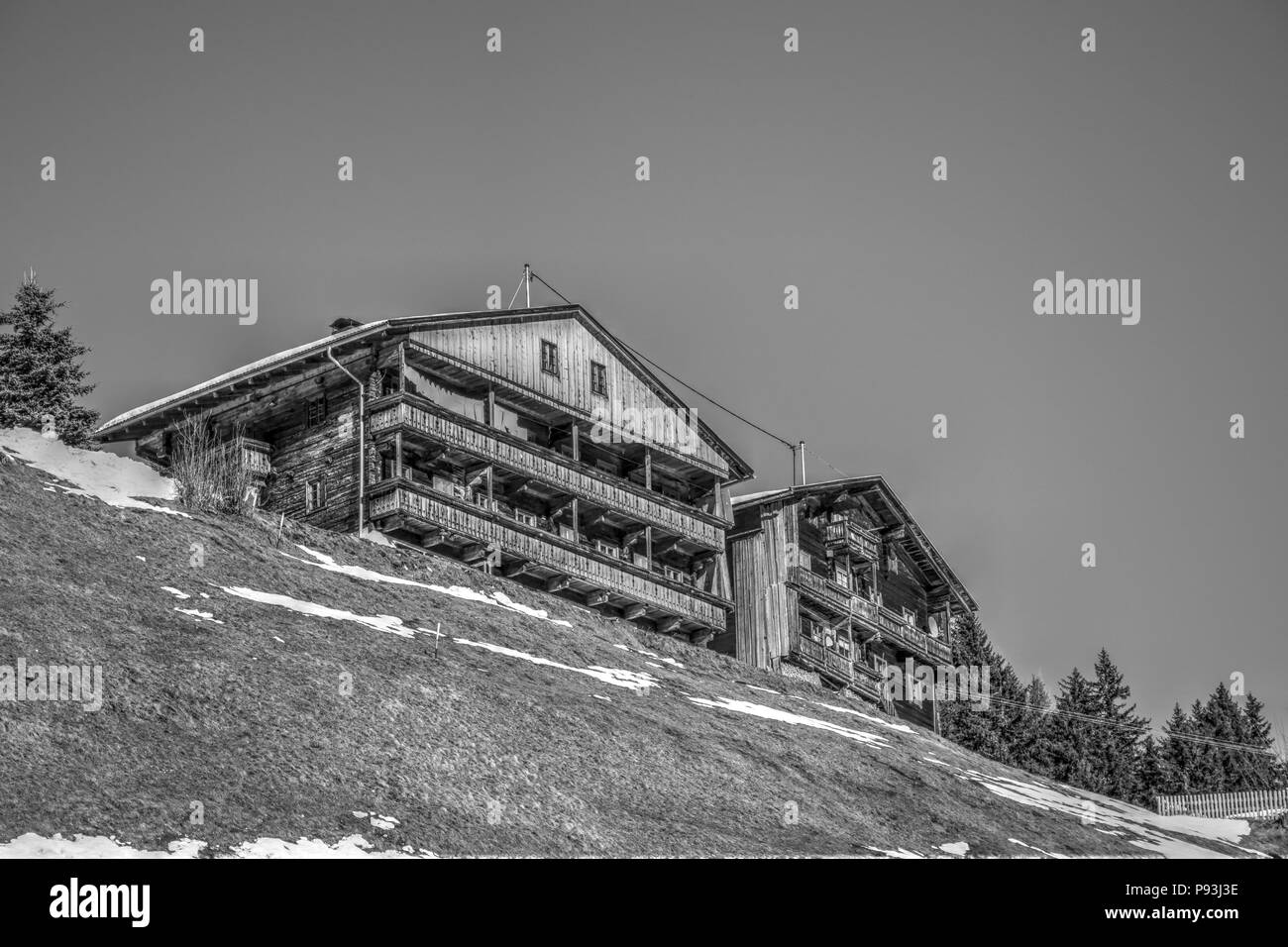 Untertilliach, Tiroler Gailtal, Karnische Alpen, Straße, Bergstraße, Bauernhof, Bergbauernhof, Bergbauer, Leitschiene, Wald, Schnee, Hochspitz, Zwölfe Stockfoto