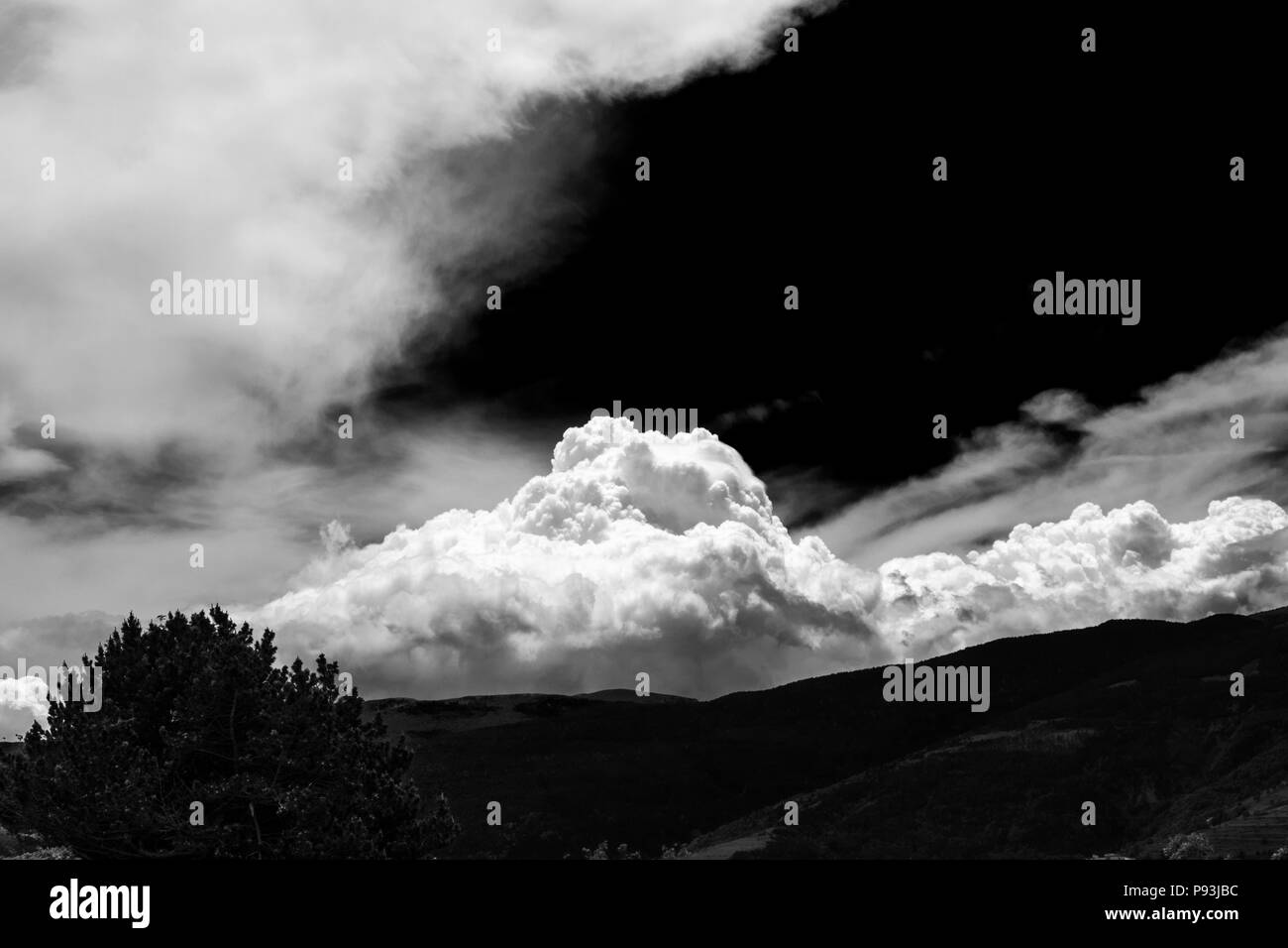 Cumulus Wolken nach Regen über einen Kamm in den katalanischen Pyrenäen, Spanien Stockfoto