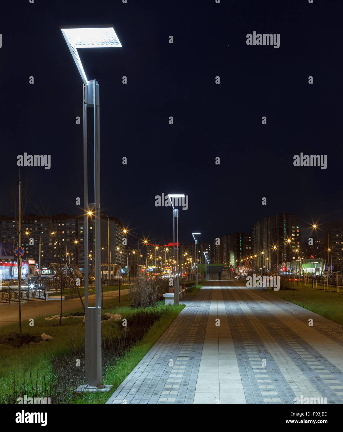 Straßenlaternen auf dem Boulevard und beleuchtete u-staiton. Stockfoto