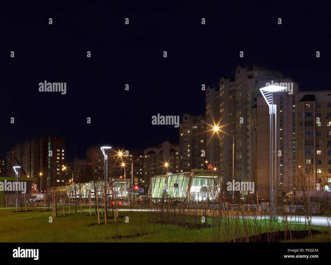 Straßenlaternen auf dem Boulevard und beleuchtete u-staiton. Stockfoto