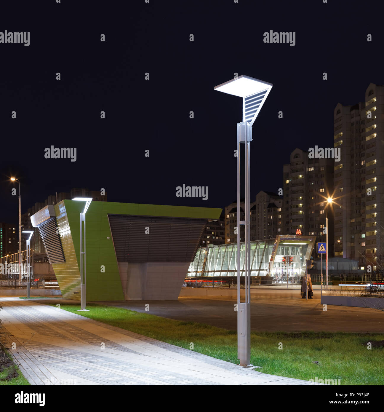 Straßenlaternen auf dem Boulevard und beleuchtete u-staiton. Stockfoto