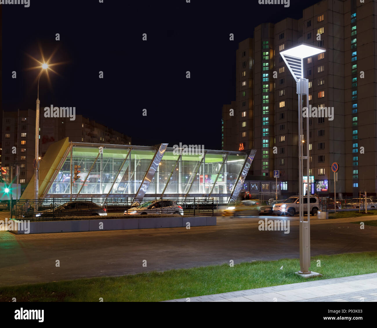 Straßenlaternen auf dem Boulevard und beleuchtete u-staiton. Stockfoto