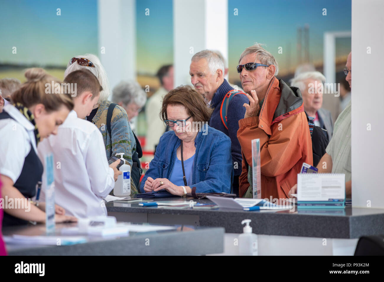 Ältere Menschen in der Warteschlange für Kreuzfahrtschiff Stockfoto